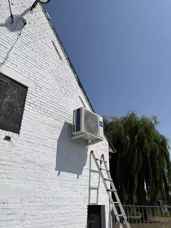 Installatie buiten unit airco te Schuiferskapelle Jeffrey Soenens