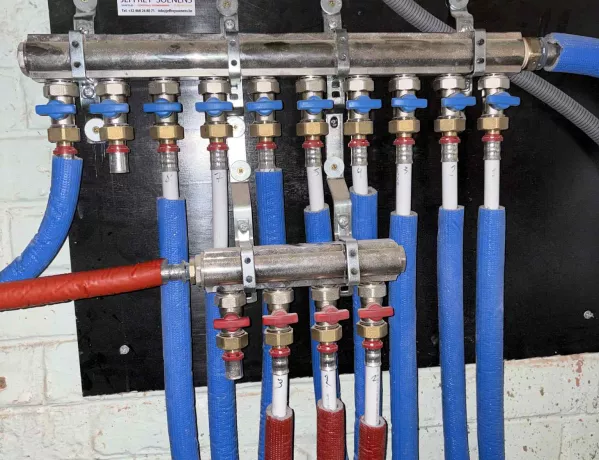 installatie Alpex leidingen door Jeffrey Soenens te Ronse 