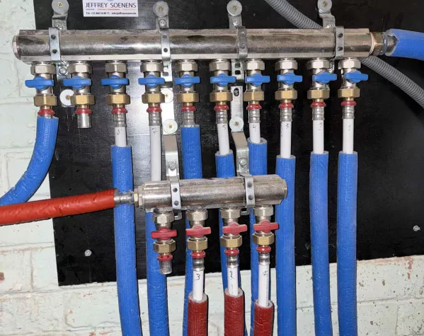 installatie Alpex leidingen door Jeffrey Soenens te Ronse 